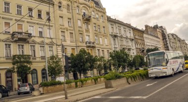 Budapeşte, Macaristan-Haziran 2019. Budapeşte Caddesi bulutlu bir günde Macaristan'ın başkenti. Şehir hayatını görebilirsin..