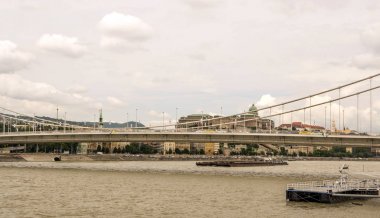 Budapeşte, Macaristan-Haziran 2019. Bulutlu bir günde Tuna Nehri'nde pasanger ile gemi. Şehir hayatını görebilirsin..