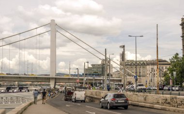 Budapeşte, Macaristan-Haziran 2019. Bulutlu bir günde Tuna nehri yakınlarında Budapeşte binası. Şehir hayatını görebilirsin..