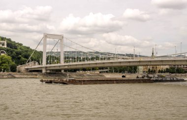 Budapeşte, Macaristan-Haziran 2019. Bulutlu bir günde Tuna Nehri'nde pasanger ile gemi. Şehir hayatını görebilirsin..