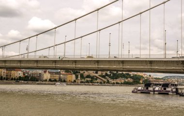 Budapeşte, Macaristan-Haziran 2019. Turistler ve insanlar onları yürüyüş ile Danubio nehri nudapest Köprüsü. Şehir hayatını görebilirsin..