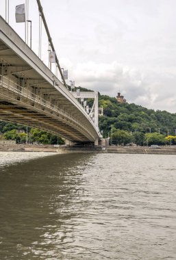 Budapeşte, Macaristan-Haziran 2019. Turistler ve insanlar onları yürüyüş ile Danubio nehri nudapest Köprüsü. Şehir hayatını görebilirsin..