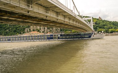 Budapeşte, Macaristan-Haziran 2019. Turistler ve insanlar onları yürüyüş ile Danubio nehri nudapest Köprüsü. Şehir hayatını görebilirsin..