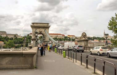 Budapeşte, Macaristan-Haziran 2019. Budapeşte Caddesi bulutlu bir günde Macaristan'ın başkenti. Şehir hayatını görebilirsin..