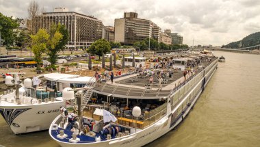 Budapeşte, Macaristan-Haziran 2019. Bulutlu bir günde Tuna Nehri'nde pasanger ile gemi. Şehir hayatını görebilirsin..