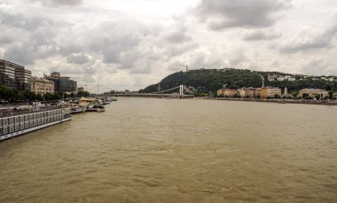 Budapeşte, Macaristan-Haziran 2019. Bulutlu bir günde Tuna nehri yakınlarında Budapeşte binası. Şehir hayatını görebilirsin..