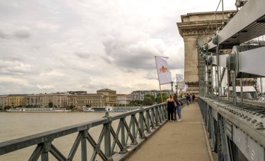 Budapeşte, Macaristan-Haziran 2019. Turistler ve insanlar onları yürüyüş ile Danubio nehri nudapest Köprüsü. Şehir hayatını görebilirsin..