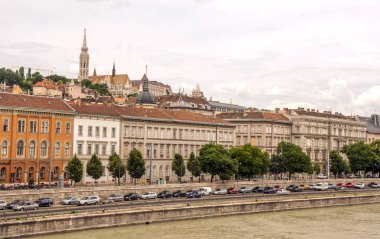Budapeşte, Macaristan-Haziran 2019. Bulutlu bir günde Tuna nehri yakınlarında Budapeşte binası. Şehir hayatını görebilirsin..