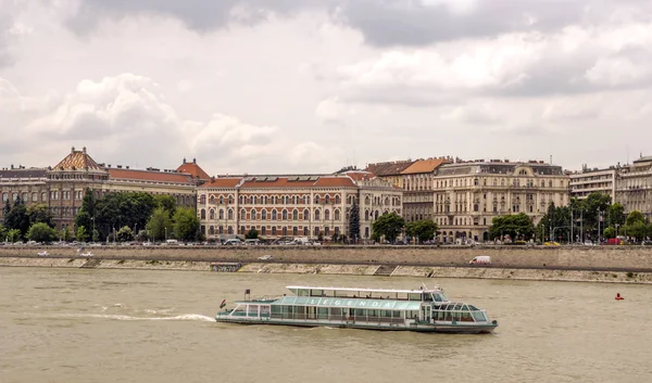 Budapest Magyarország Június 2019 Duna Parton Egy Felhős Napon Hajó — Stock Fotó