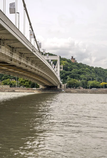 Budapeşte, Macaristan-Haziran 2019. Turistler ve insanlar onları yürüyüş ile Danubio nehri nudapest Köprüsü. Şehir hayatını görebilirsin..