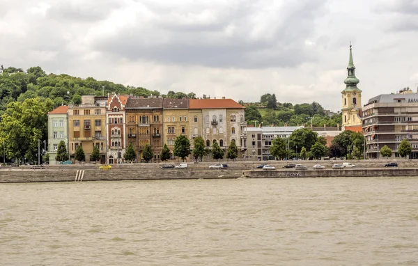 2019年6月 ハンガリー ブダペスト 曇りの日にドナウビオ川の近くにブダペストの建物 あなたは都市生活を見ることができます — ストック写真