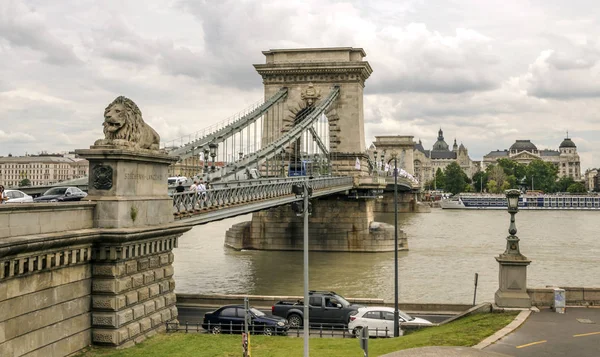 Будапешт Венгрия Июнь 2019 Года Мост Нудапест Реке Данубио Туристами — стоковое фото