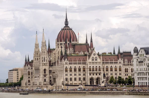 Budapeszt Węgry Czerwiec 2019 Budynek Budapesztu Pobliżu Rzeki Danubio Pochmurny — Zdjęcie stockowe