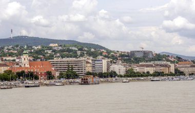 Budapeşte, Macaristan-Haziran 2019. Bulutlu bir günde Tuna nehri yakınlarında Budapeşte binası. Şehir hayatını görebilirsin..