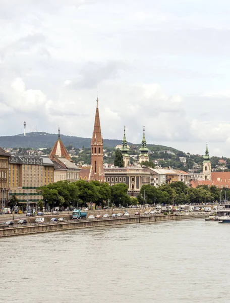 Budapeszt Węgry Czerwiec 2019 Budynek Budapesztu Pobliżu Rzeki Danubio Pochmurny — Zdjęcie stockowe