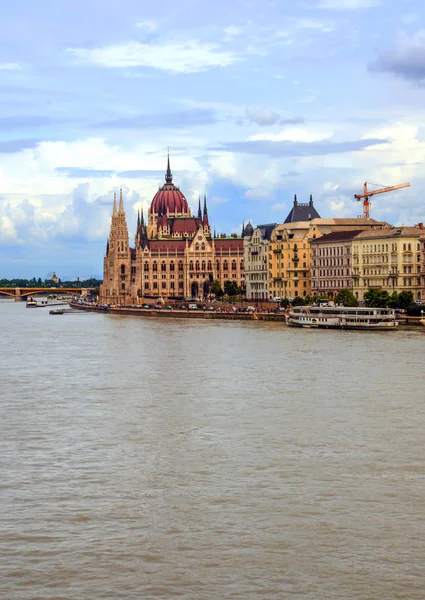 Budapeszt Węgry Czerwiec 2019 Budynek Budapesztu Pobliżu Rzeki Danubio Pochmurny — Zdjęcie stockowe