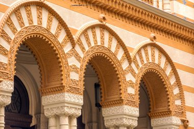 Bulutlu bir günde Budapeşte'de bir camide Arap pencereleri