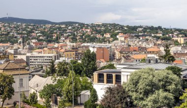Bulutlu bir günde Macaristan 'da Budapeşte havadan görünümü.