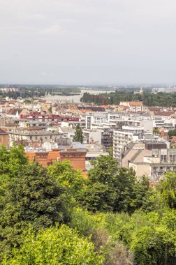 Bulutlu bir günde Macaristan 'da Budapeşte havadan görünümü.