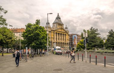 Budapeşte, Macaristan-Haziran 2019. Macaristan 'daki Budapeşte Sokağı, bulutlu bir günde insanlarla birlikte. Şehir hayatını görebilirsiniz..