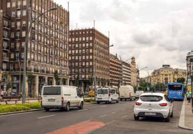 Budapeşte, Macaristan-Haziran 2019. Macaristan 'daki Budapeşte Sokağı, bulutlu bir günde insanlarla birlikte. Şehir hayatını görebilirsiniz..