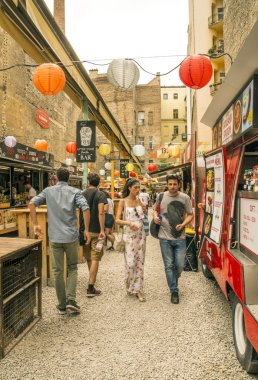 Budapeşte, Macaristan-Haziran 2019. Macaristan 'daki Budapeşte Sokağı, bulutlu bir günde insanlarla birlikte. Şehir hayatını görebilirsiniz..