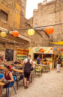 Budapeşte, Macaristan-Haziran 2019. Macaristan 'daki Budapeşte Sokağı, bulutlu bir günde insanlarla birlikte. Şehir hayatını görebilirsiniz..