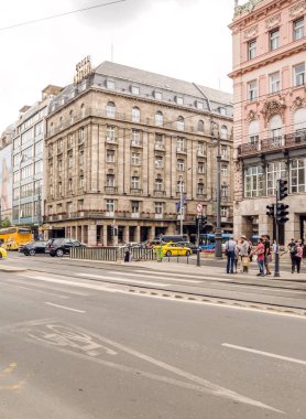 Budapeşte, Macaristan-Haziran 2019. Macaristan 'daki Budapeşte Sokağı, bulutlu bir günde insanlarla birlikte. Şehir hayatını görebilirsiniz..