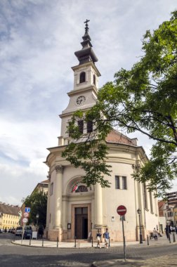 Budapeşte, Macaristan-Haziran 2019. Macaristan 'daki Budapeşte Sokağı, bulutlu bir günde insanlarla birlikte. Şehir hayatını görebilirsiniz..