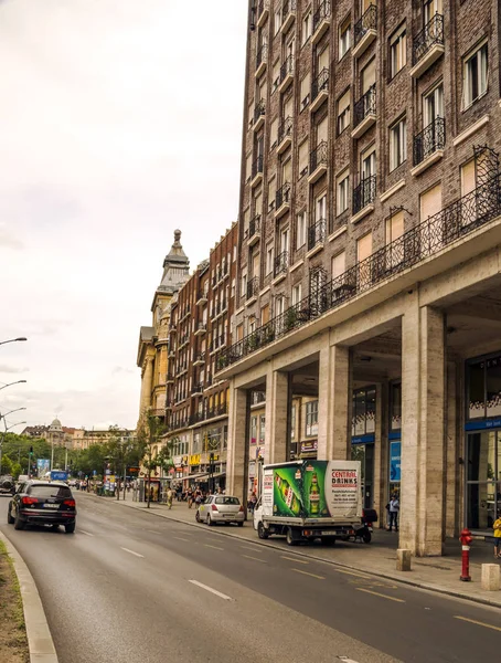 Budapeszt Węgry Czerwiec 2019 Ulica Budapesztu Węgrzech Ludźmi Nich Pochmurny — Zdjęcie stockowe