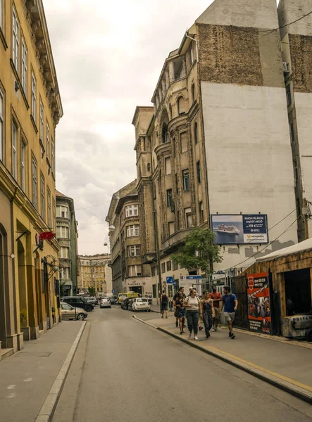 Budapeszt Węgry Czerwiec 2019 Ulica Budapesztu Węgrzech Ludźmi Nich Pochmurny — Zdjęcie stockowe