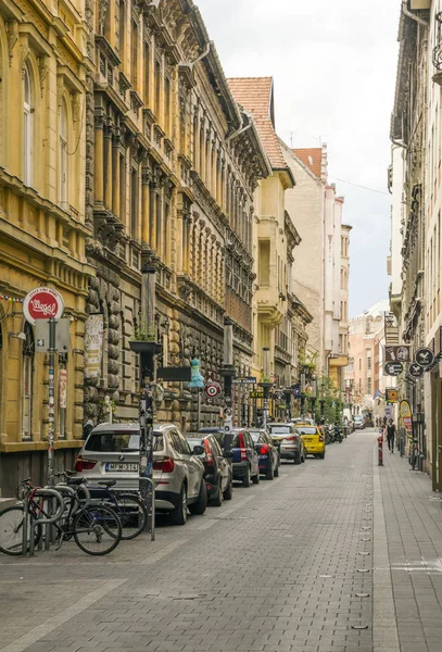 Budapeszt Węgry Czerwiec 2019 Ulica Budapesztu Węgrzech Ludźmi Nich Pochmurny — Zdjęcie stockowe