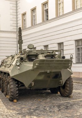 Bulutlu bir günde Müze dışında Budapeşte sokakta tank.