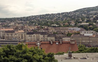 Bulutlu bir günde Macaristan 'da Budapeşte havadan görünümü.