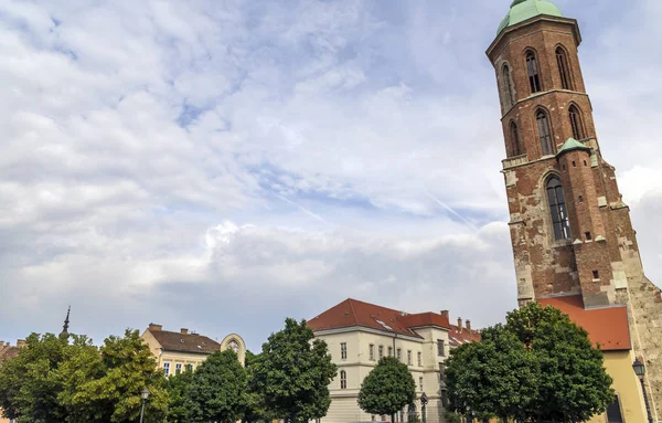Πύργος Της Γοτθικής Εκκλησίας Στη Βουδαπέστη Μια Συννεφιασμένη Μέρα — Φωτογραφία Αρχείου