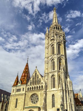 Bulutlu bir günde Budapeşte Gotik katedral mimarisi.
