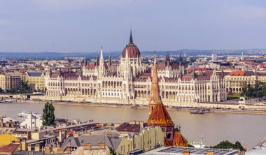 Bulutlu bir gün Tuna Nehri 'nde nokta görünümünde Budapeşte havadan görünümü.