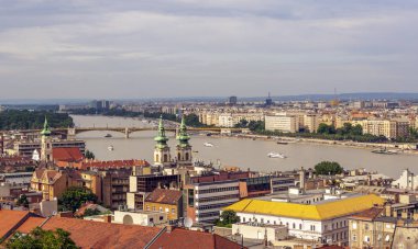 Bulutlu bir gün Tuna Nehri 'nde nokta görünümünde Budapeşte havadan görünümü.