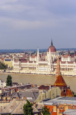Bulutlu bir gün Tuna Nehri 'nde nokta görünümünde Budapeşte havadan görünümü.