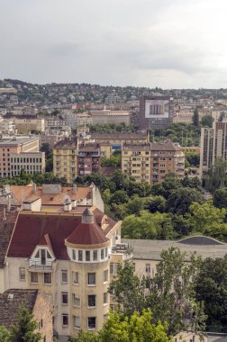 Budapeşte, Macaristan-Haziran 2019. Bulutlu bir gün tuna vadisinde bakış açısından Budapeşte havadan görünümü.
