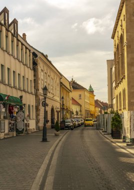 Budapeşte, Macaristan-Haziran 2019. Budapeşte sokak bulutlu bir günde dikey. Turistik bir seyahat yaparken onları yürüyüş turist görebilirsiniz.