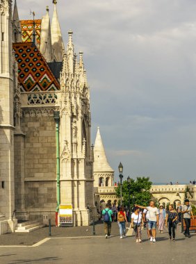 Budapeşte, Macaristan-Haziran 2019. Budapeşte sokak bulutlu bir günde dikey. Turistik bir seyahat yaparken onları yürüyüş turist görebilirsiniz.