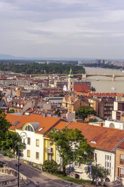 Budapeşte, Macaristan-Haziran 2019. Budapeşte 'de Tuna nehrinin havadan görünümü. Sen Antik Bina ve bazı turist görebilirsiniz.