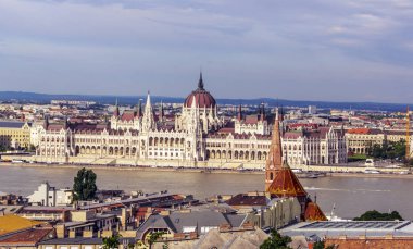 Budapeşte, Macaristan-Haziran 2019. Budapeşte 'de Tuna nehrinin havadan görünümü. Sen Antik Bina ve bazı turist görebilirsiniz.