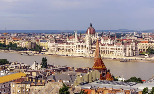 Budapeşte, Macaristan-Haziran 2019. Budapeşte 'de Tuna nehrinin havadan görünümü. Sen Antik Bina ve bazı turist görebilirsiniz.