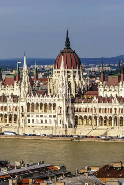布达佩斯 匈牙利 2019年6月 布达佩斯多瑙河的鸟瞰图 你可以看到古老的建筑和一些游客 — 图库照片