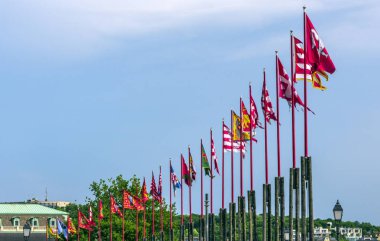 Bulutlu bir günde Budapeşte kare bayrak.