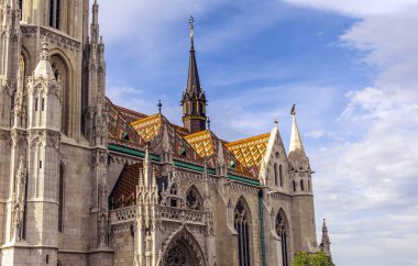 Bulutlu bir günde Budapeşte Gotik katedral mimarisi.