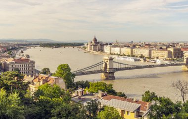 Güneşli bir günde arka planda tarihi bina ile Budapeşte Tuna Nehri
