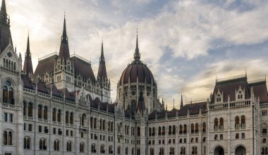 Bulutlu bir günde Macaristan 'da Budapeşte Parlament. Onları neoklasik korunmuş ile cephe görebilirsiniz.